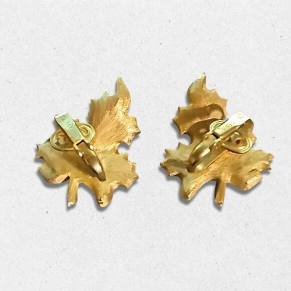 Vintage Crown Trifari Earrings Intricate Leaf Design Clip On Closure Gold W OS - Picture 2 of 3